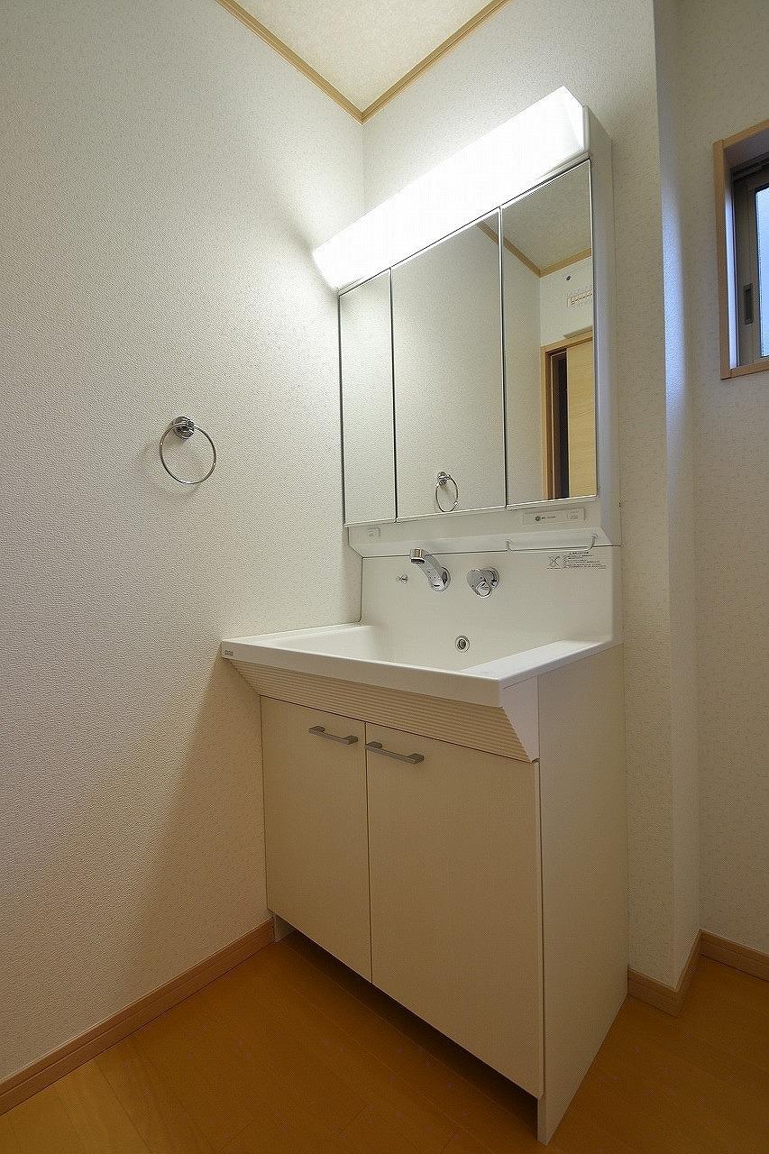 Wash basin, toilet. Same specifications