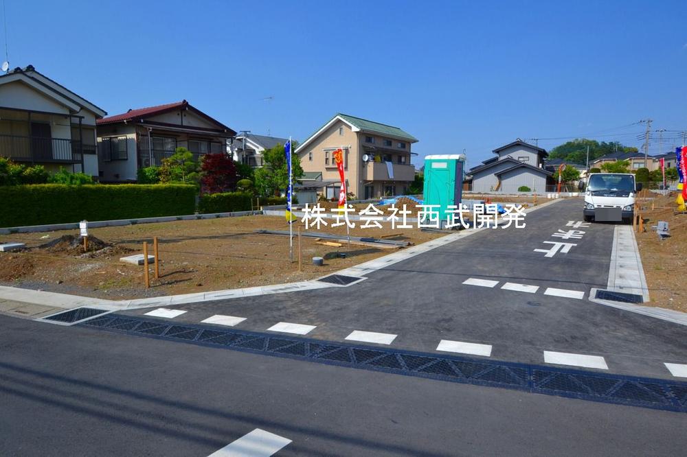 Local photos, including front road. Local (May 2012) shooting