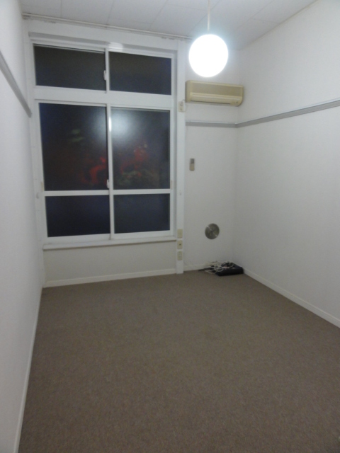 Living and room. Spacious Western-style.