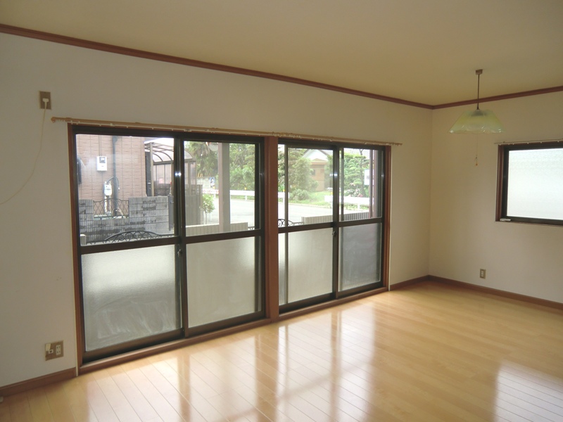 Other room space. 10.5 Pledge of wide living room