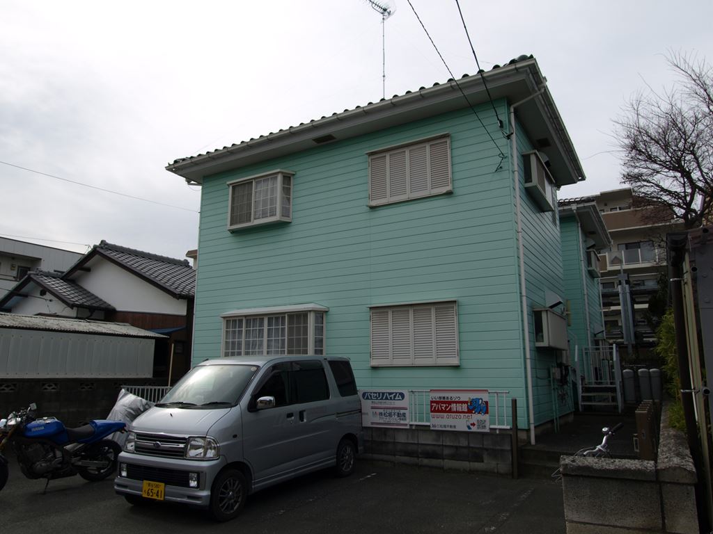 Building appearance. In mid-staircase is all households angle room