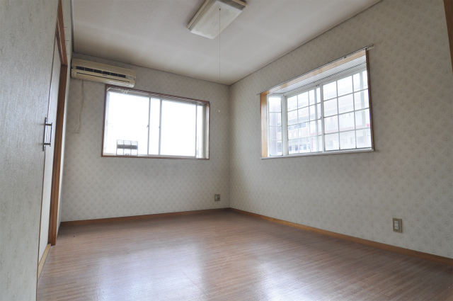 Other room space. The Western-style rooms come with a bay window
