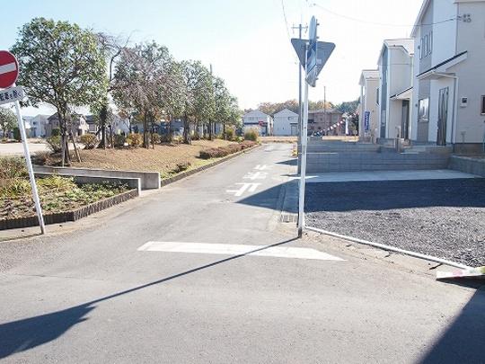 Local photos, including front road. Frontal road