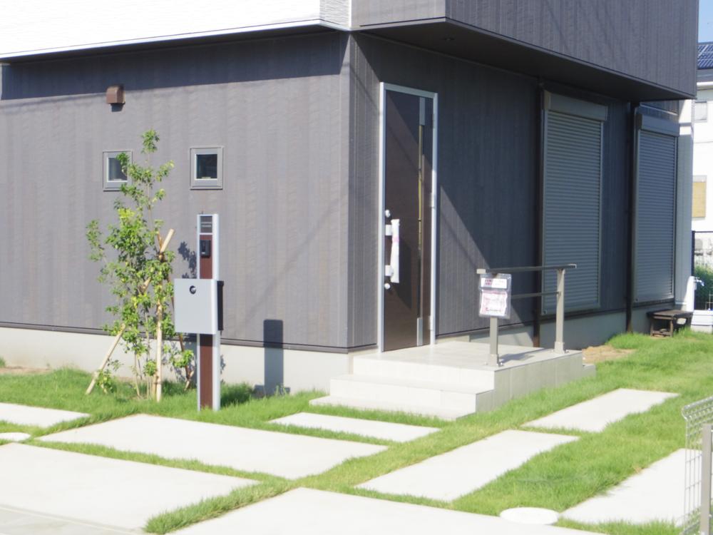 Local appearance photo. Entrance approach