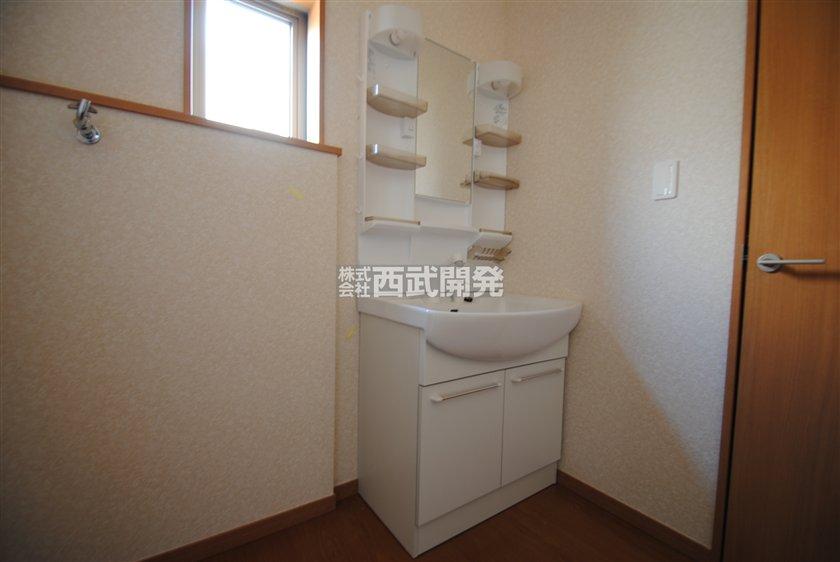 Wash basin, toilet. 6 Building Kitchen (November 2013) Shooting