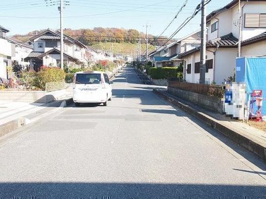 Local photos, including front road. Frontal road