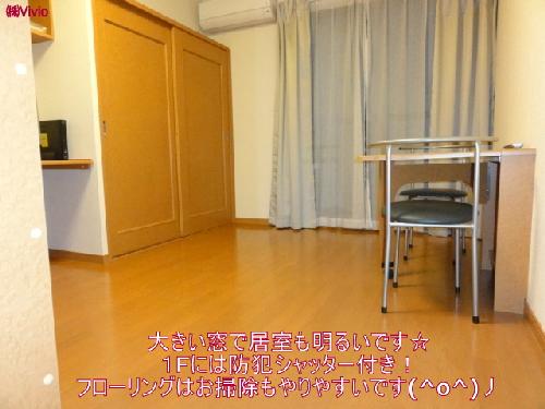 Living and room. Full-length mirror ・ table ・ Also equipped with a chair.