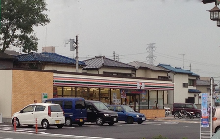 Convenience store. 250m to Seven-Eleven (convenience store)
