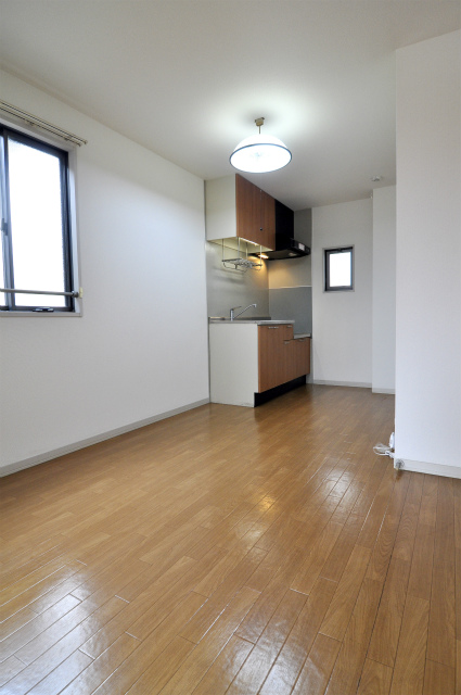 Living and room. About 8 quires of dining