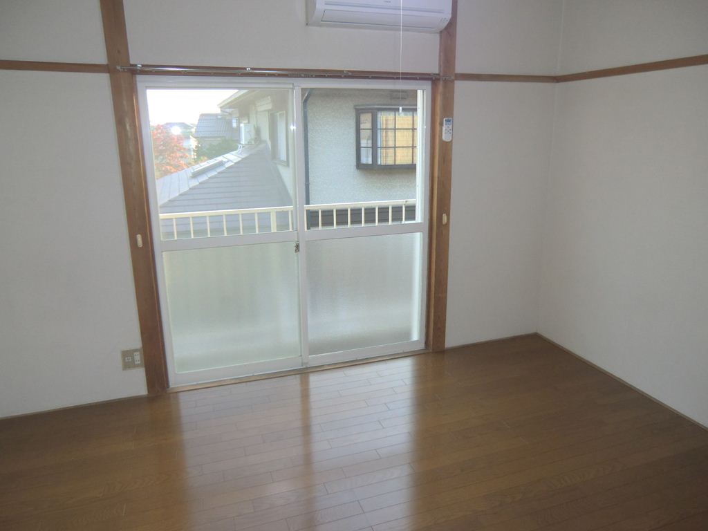 Living and room. South-facing with a good per sun room