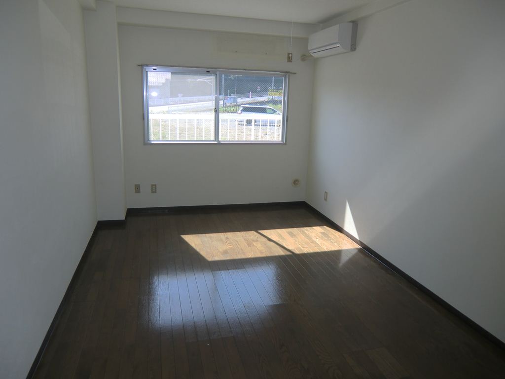 Living and room. About 8 quires of Western-style. In south-facing is good per yang