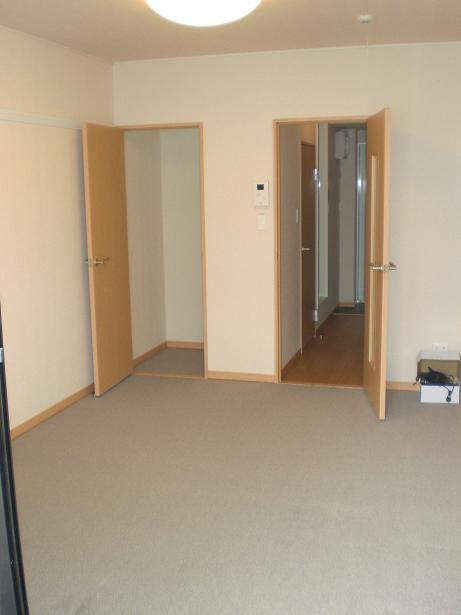 Other room space. With walk-down rosette.