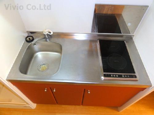 Kitchen. Since the electric stove, Cleaning a breeze shiny kitchen