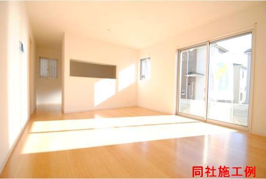 Same specifications photos (living). It is a living example of construction of the same construction company. 