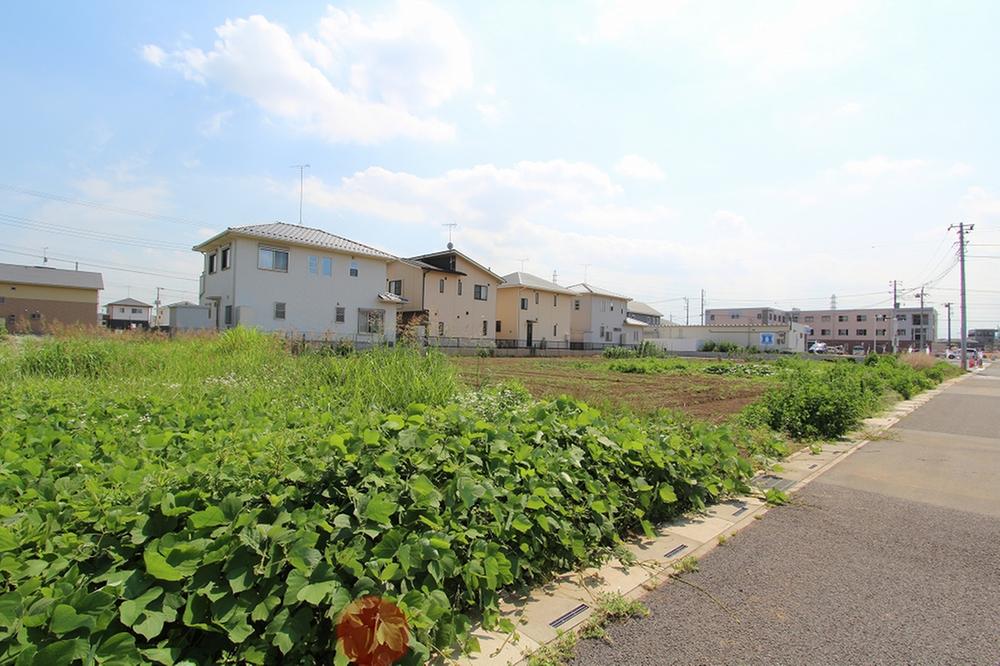 Building plan example (exterior photos). Local land photo