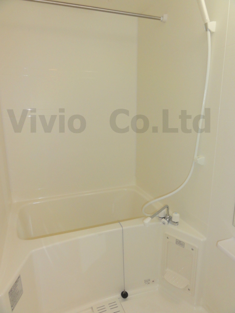 Bath. Shower equipped with a bath!