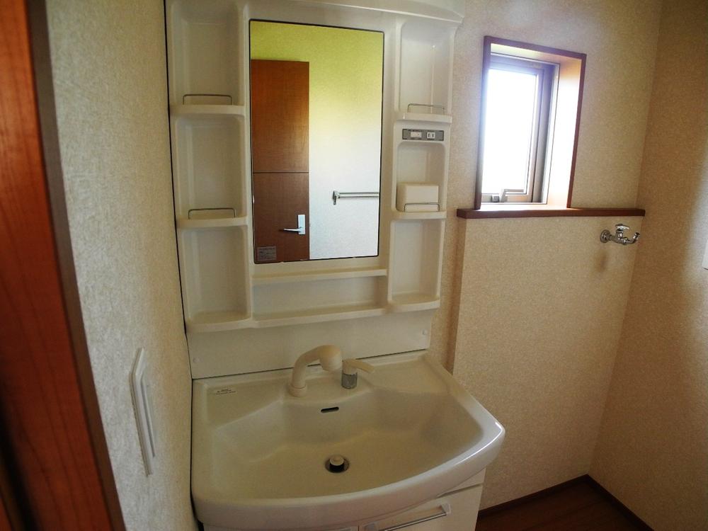 Wash basin, toilet.  ◆ Shower Dresser