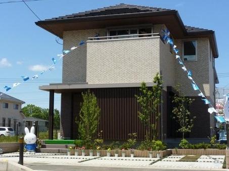 Building 3 on the outer wall of the exterior first floor of the vertical grid instal such as, The appearance of the quaint UD (Urban Design) incorporating the modern sum
