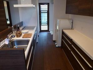 Building 3 kitchen of which was to ensure the utility space, such as a washing machine in the back yard. Dish washing and drying machine, With cupboard of counter type on the back