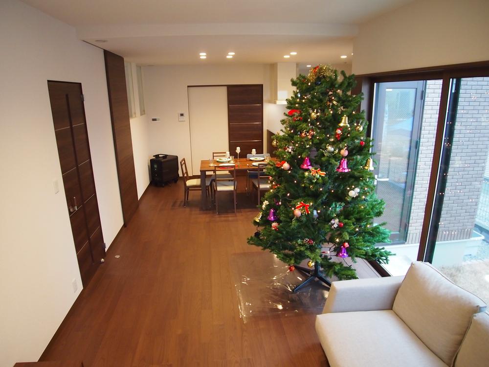 Living. Building 3 Living. Future as a long-term care room by partition, You can also will be used to divide the room. Lattice window is to ensure privacy. 