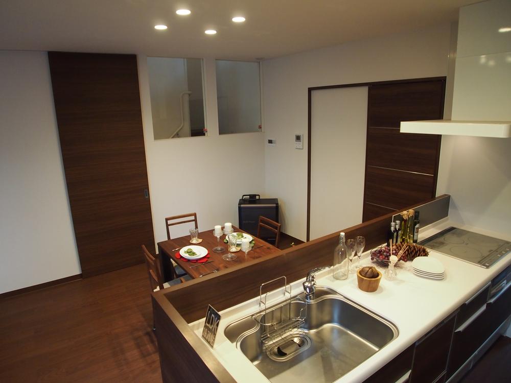 Kitchen. Face-to-face system kitchen with cupboards of counter type. One grade is a senior kitchen (with dishwasher)
