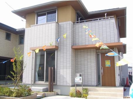 Luxurious appearance which has been subjected to all-tile to 4 Building appearance first floor. Taking advantage of the large site, Set up a parking lot put two cars in parallel with the garden