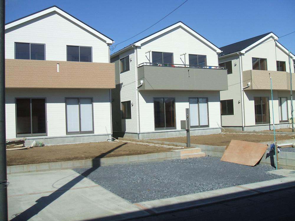 Local photos, including front road. Higashimatsuyama Yamazaki-cho All 10 buildings Imposing complete site (November 2013) Shooting