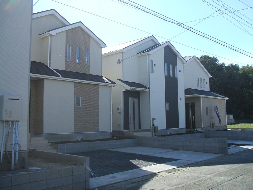 Local photos, including front road. Local (11 May 2013) Shooting