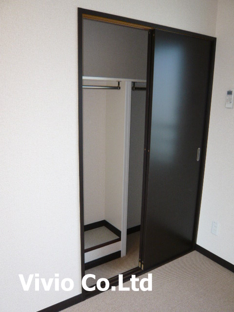 Receipt. Walk-in closet is equipped.