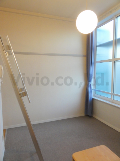 Living and room. It is a loose use room.