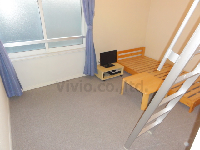 Living and room. About six quires of room.