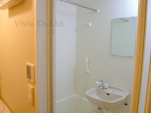 Bath. bus ・ It is another toilet.