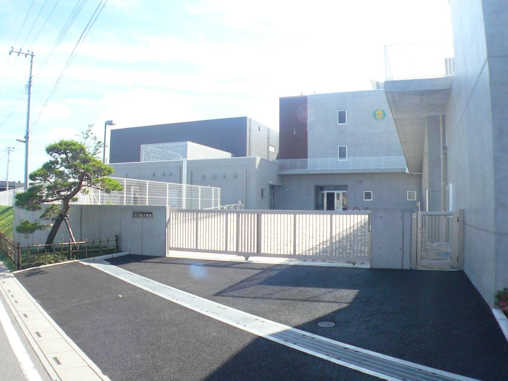 Primary school. Ring around the moon until elementary school 450m