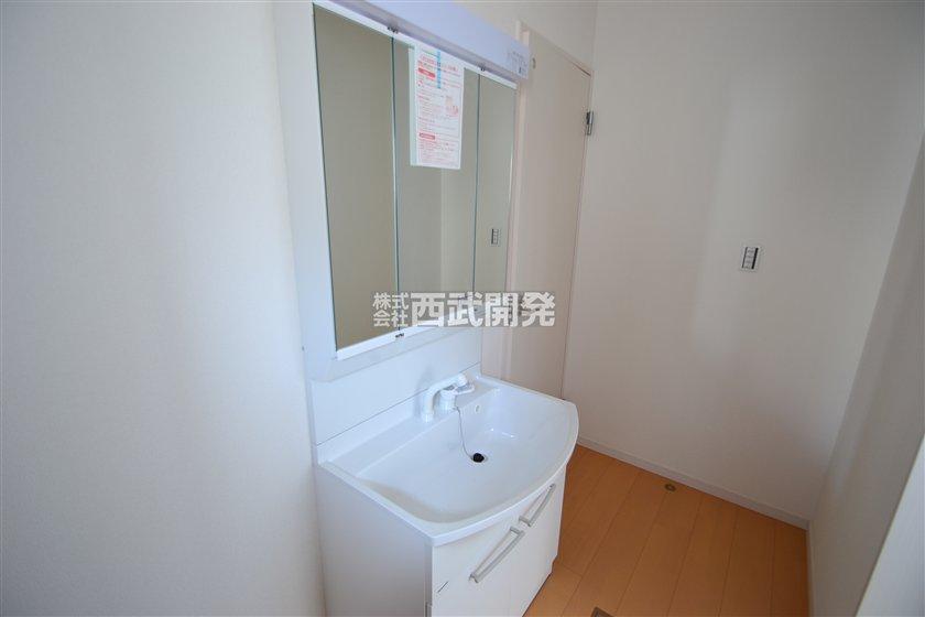 Wash basin, toilet. Indoor (10 May 2013) Shooting