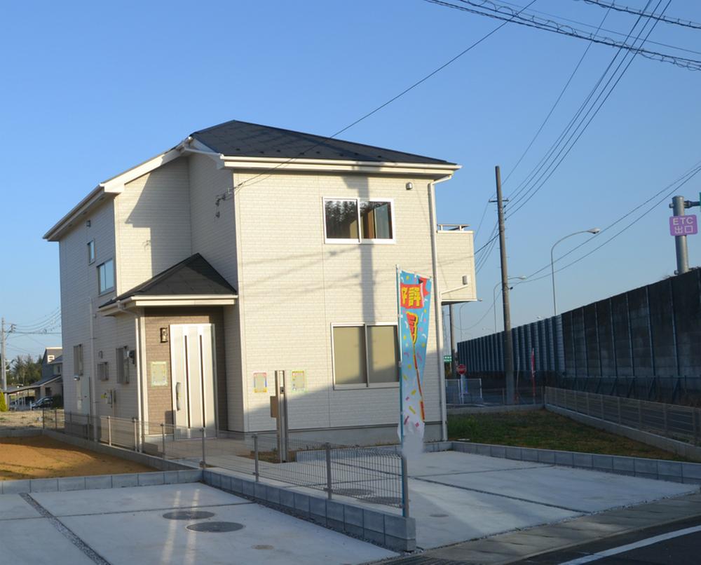 Local photos, including front road. Reference construction cases: Appearance