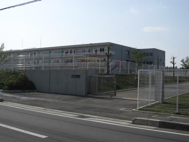 Primary school. Ring around the moon until elementary school 400m