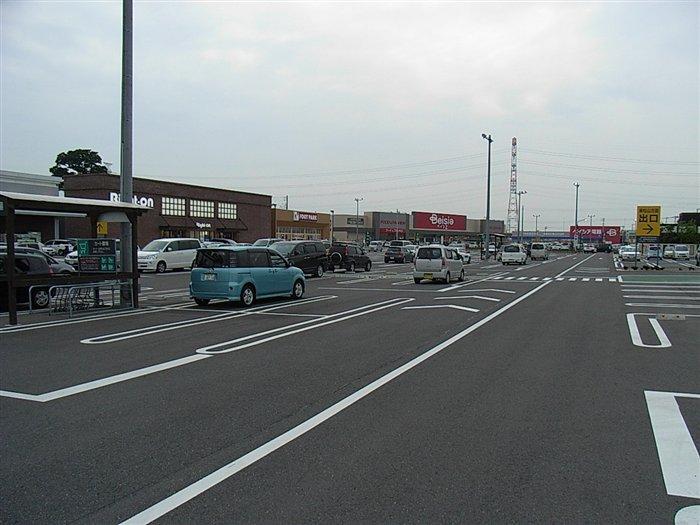 Shopping centre. Cain 2000m until the Super Mall Kawashima