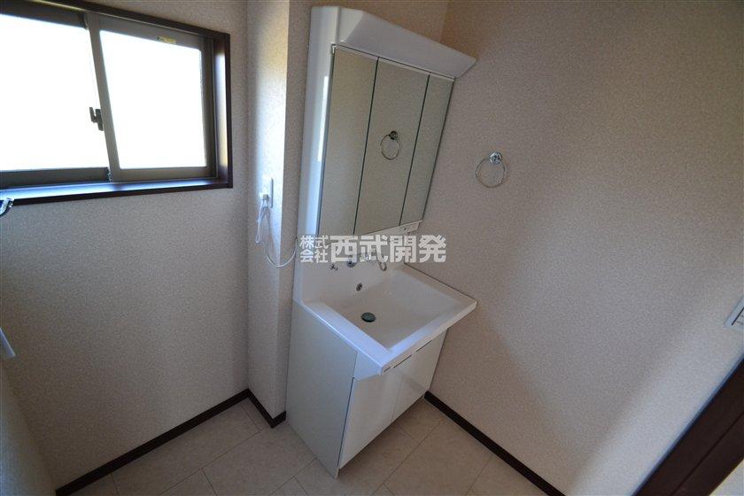 Wash basin, toilet. Indoor (12 May 2013) Shooting