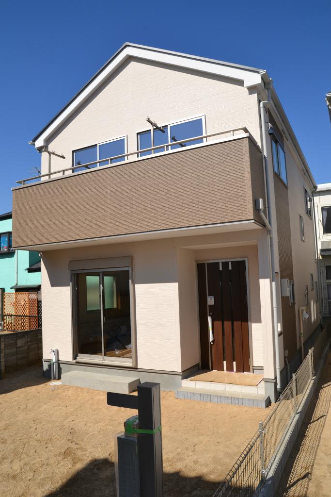 Local photos, including front road. Reference construction cases: Appearance