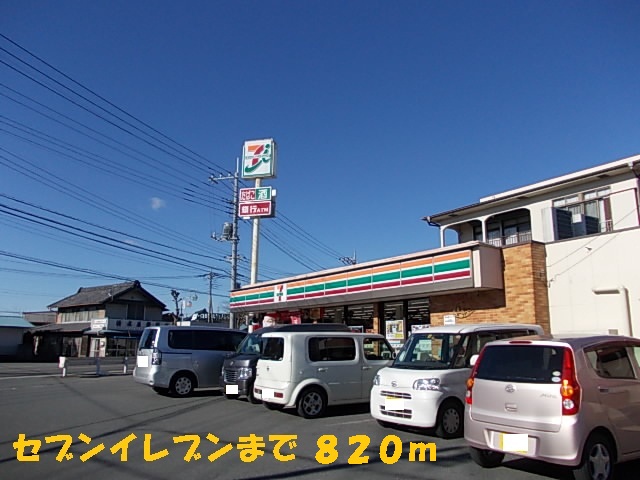 Convenience store. 820m to Seven-Eleven (convenience store)