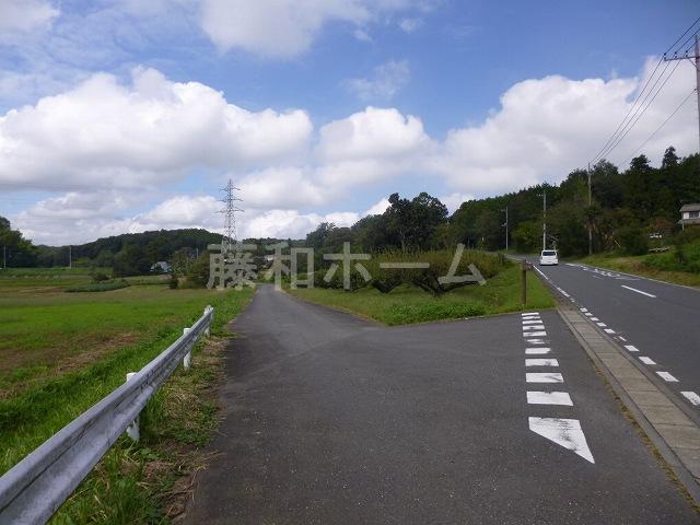 Local photos, including front road. Local (10 May 2013) Shooting