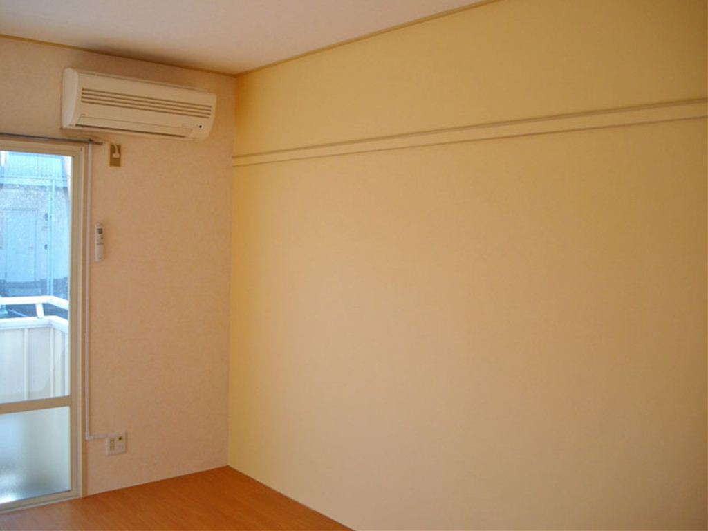 Living and room. Western-style 6 Pledge. Air-conditioned.