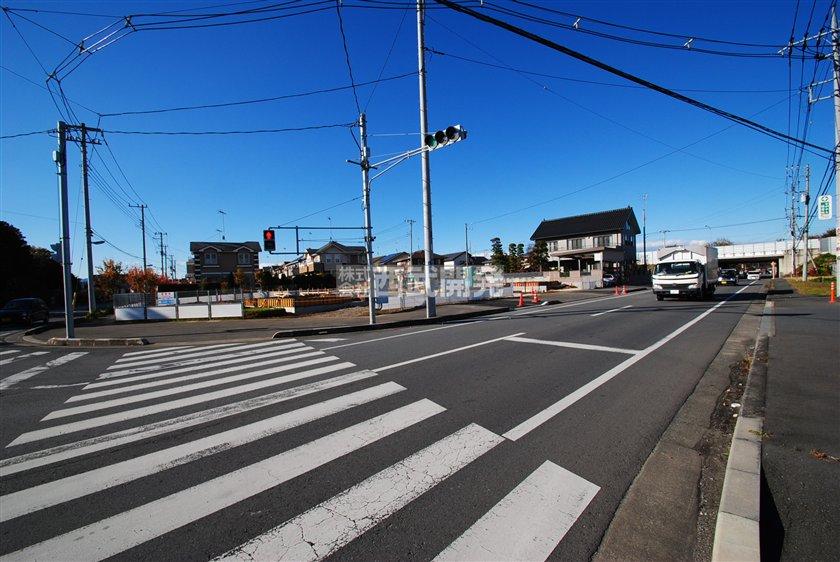 Local photos, including front road. Local (12 May 2012) shooting