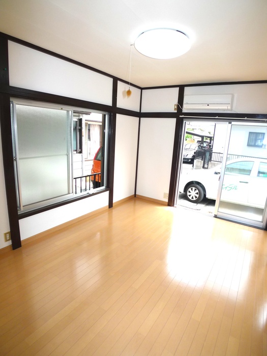 Living and room. Day good