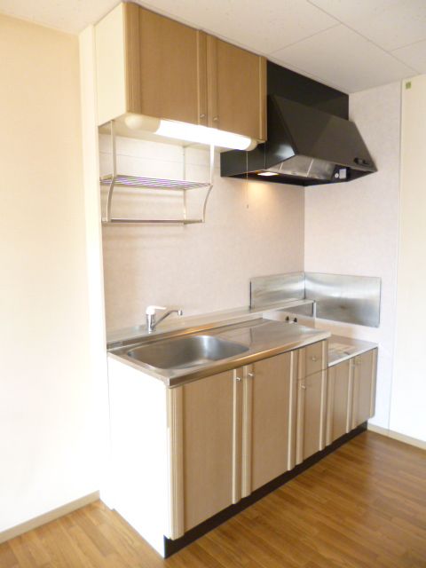 Kitchen. Plenty with storage up and down ☆