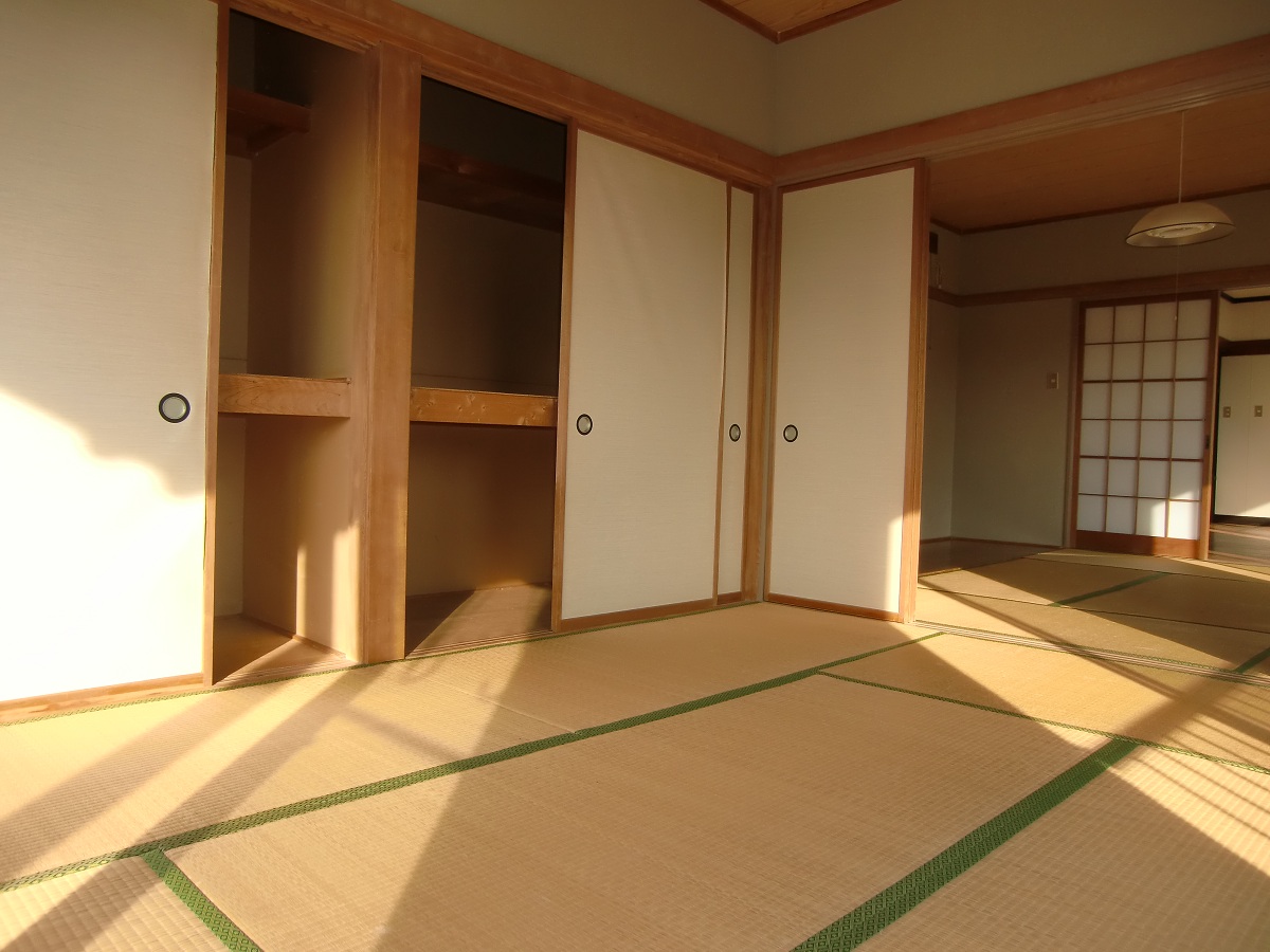Other. Spacious between the two Japanese-style room you open the sliding door