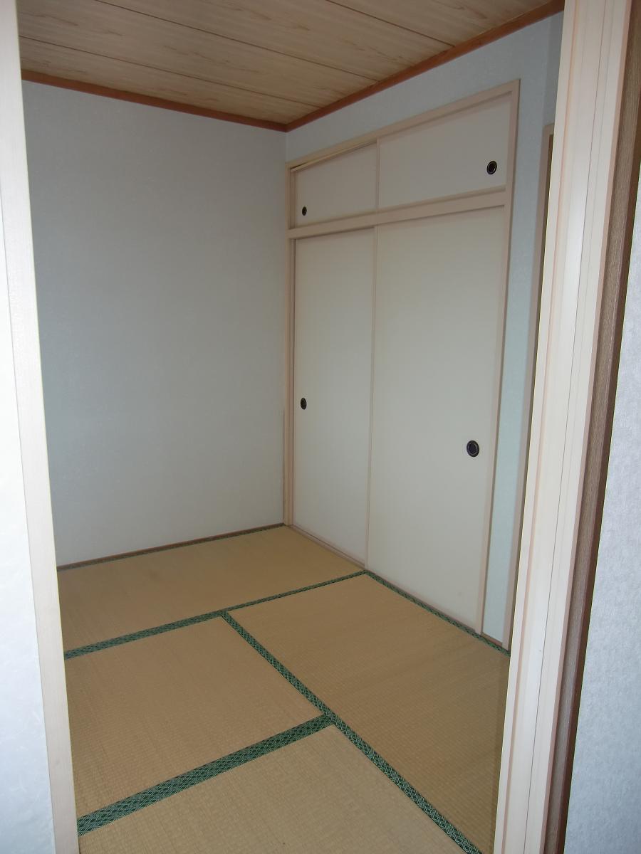 Other room space. Soothing Japanese-style room