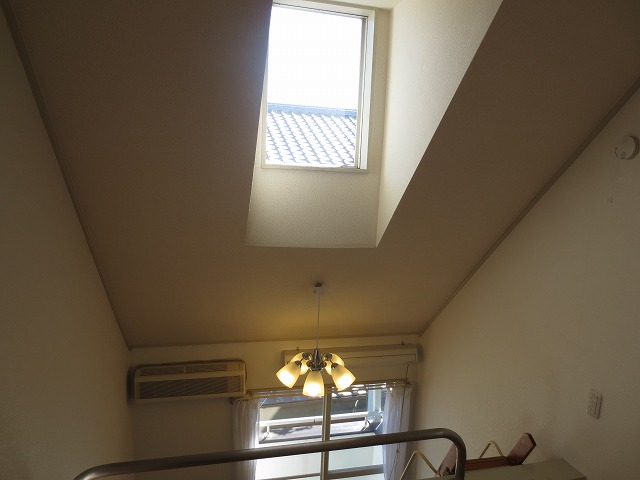 Other room space. Even standing adult, There is a room-to-ceiling.