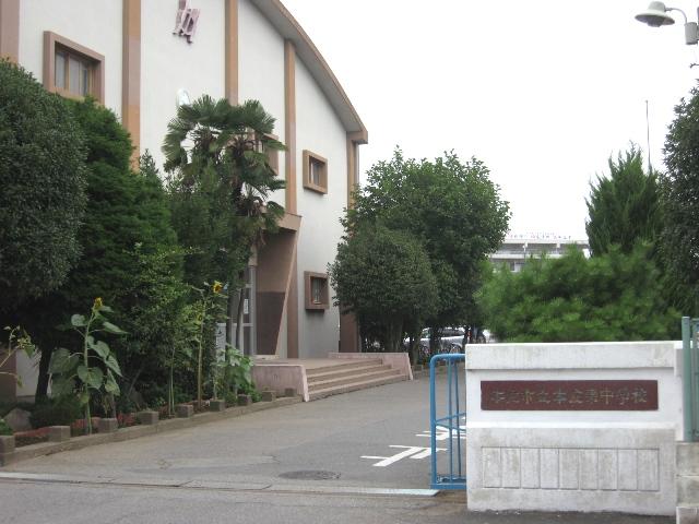 Junior high school. Honjohigashi 990m until junior high school