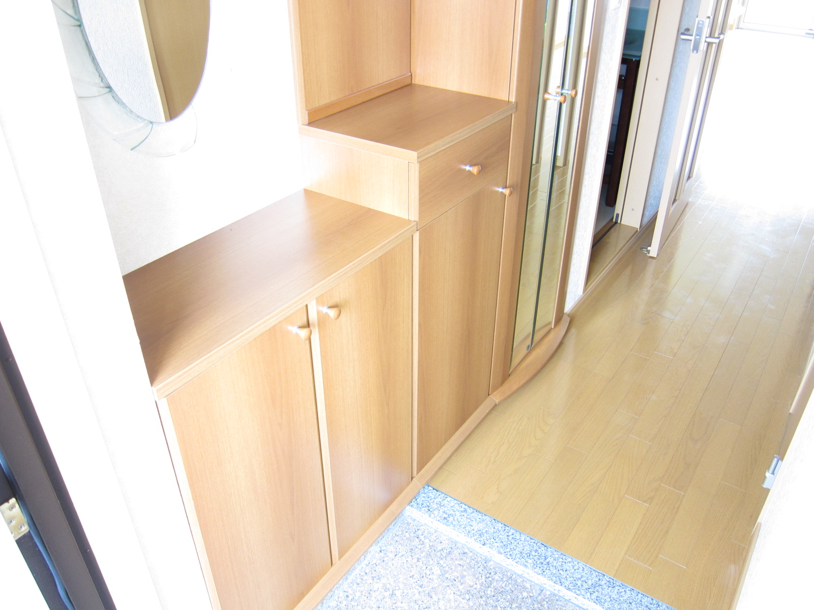 Entrance. Entrance also stylish! ! With mirror.